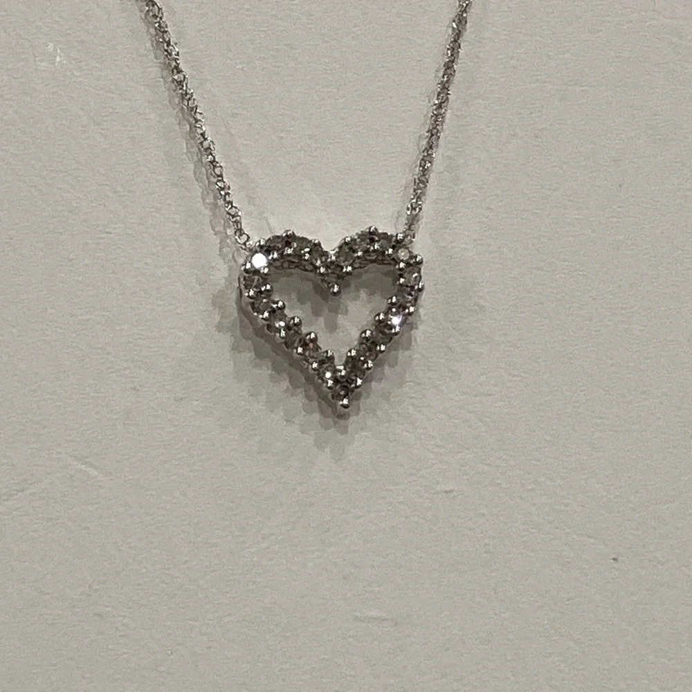 10k white gold diamond Heart Pendant Necklace - Picture 4 of 6